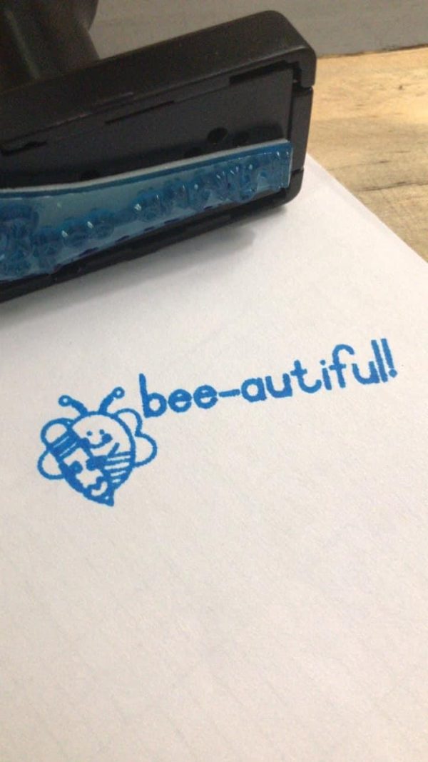 P20mmx50mm plastic handle stamp - Bee-autiful