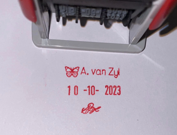 S302 18mmx25mm adjustable date stamp (Short wording only – Text size above date 5mm/Text size beneath date 5mm)